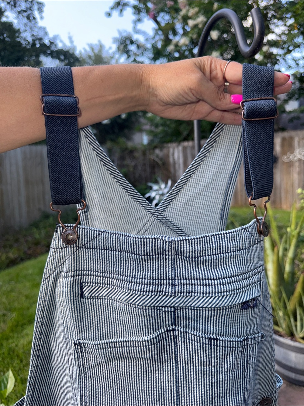 Duluth Trading Bibs Railroad Pin Stripe Rootstock Gardening Shorts Overalls L - Picture 16 of 16